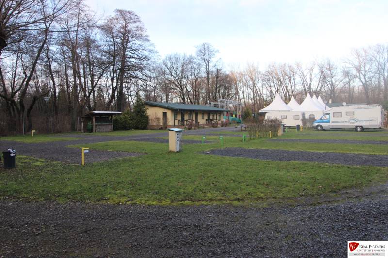 Zabehnutý multifunkčný rekreačný areál (kemp) Kuchyňa na predaj - Rekreačné pozemky v Kuchyni s parkoviskom pre karavany a bungalovy v lese.