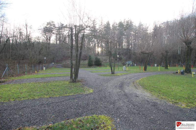 Zabehnutý multifunkčný rekreačný areál (kemp) Kuchyňa na predaj - Rekreačné pozemky v Kuchyni obklopené stromami a prírodou, s bezpečnostným oplotením.