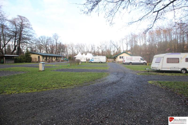 Zabehnutý multifunkčný rekreačný areál (kemp) Kuchyňa na predaj - Rekreačné pozemky v Kuchyni s karavanmi a budovami obklopenými prírodou.