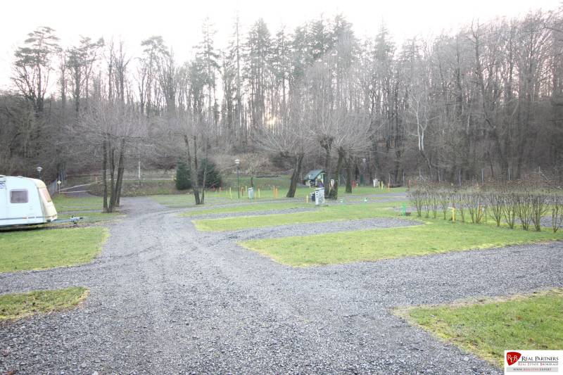 Zabehnutý multifunkčný rekreačný areál (kemp) Kuchyňa na predaj - Pozemok s karavanom a spevnenými cestami v Rekreačných pozemkoch pri Kuchyni.