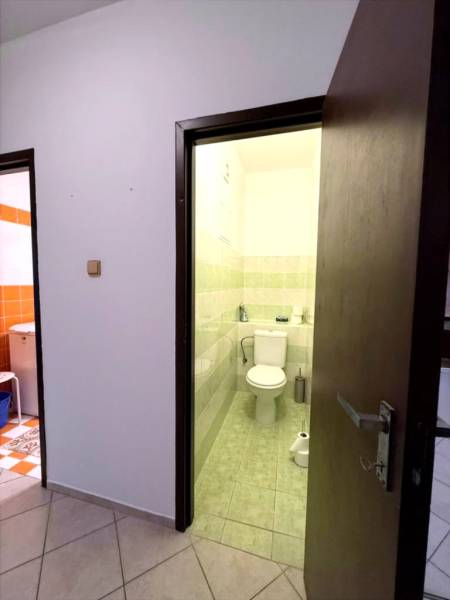 Útulný byt s loggiou a klimatizáciou, Rovniankova.Províziu neplatíte - Kúpeľňa a toaleta v 3-izbovom byte s keramickou dlažbou.