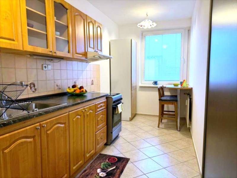 Útulný byt s loggiou a klimatizáciou, Rovniankova.Províziu neplatíte - Kuchyňa v 3-izbovom byte s drevenými skrinkami a keramickou dlažbou.