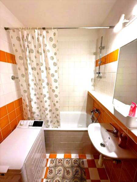 Útulný byt s loggiou a klimatizáciou, Rovniankova.Províziu neplatíte - Kúpeľňa s vaňou, závesom, umývadlom, práčkou a obkladmi v 3-izbovom byte.