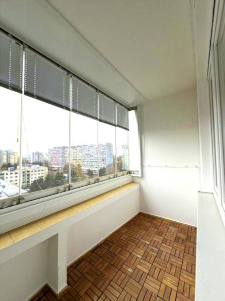 Útulný byt s loggiou a klimatizáciou, Rovniankova.Províziu neplatíte - Loggia s dlažbou, výhľad na Petržalku, 3-izbový byt na Rovniankovej ulici.