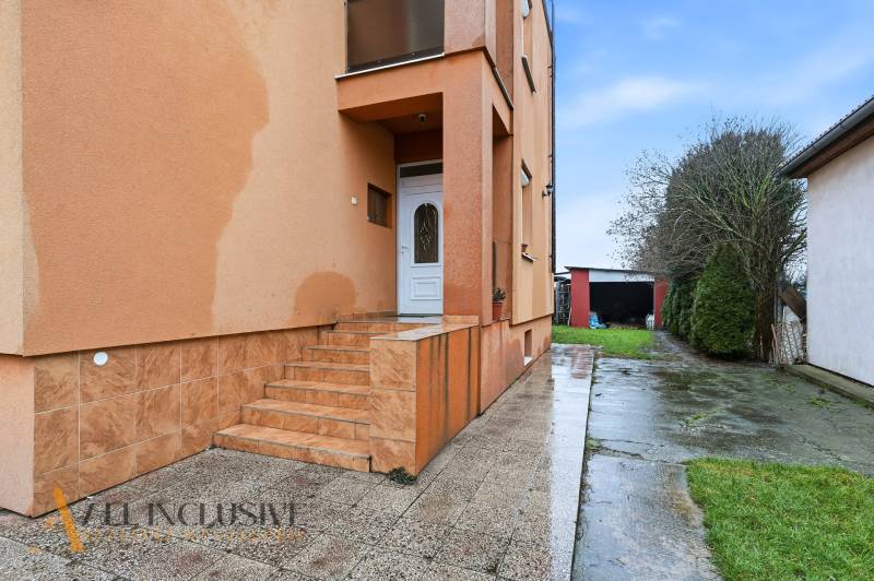 Na predaj 4-izb. rodinný dom s garážou, Okoč - Exteriér rodinného domu na ulici Okoč vo Veľkom Mederi, vstupné schody a záhrada.