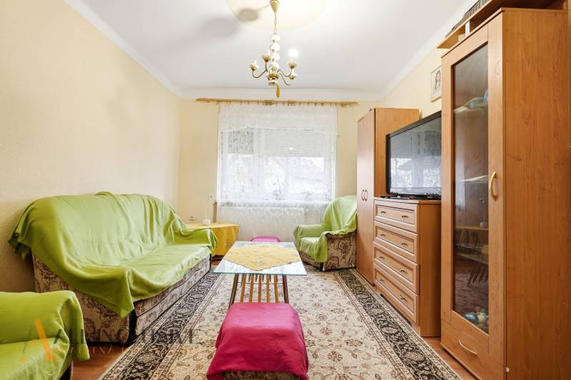 Na predaj 4-izb. rodinný dom s garážou, Okoč - Obývačka v rodinnom dome s pohovkou, skriňami a textilnými dekoráciami.