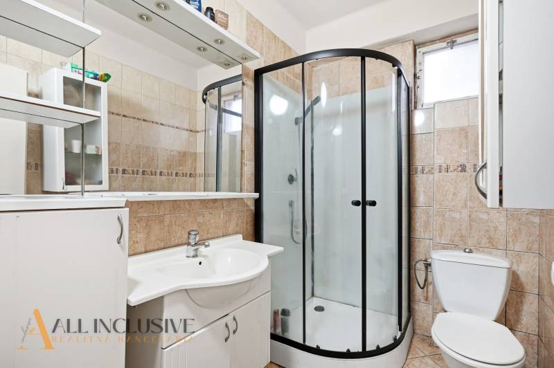 Na predaj 4-izb. rodinný dom s garážou, Okoč - Kúpeľňa s toaletou, sprchovacím kútom a zrkadlom v rodinnom dome.