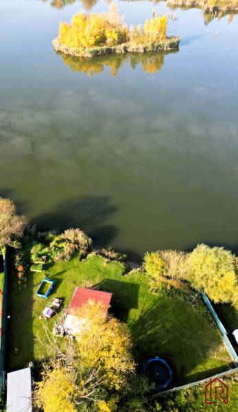 KH-1018, PREDAJ Pozemok pri jazere 887 m², garáž, altánok - Záhrada s altánkom pri jazere a ostrovčekom v Čani počas výstavby domov.