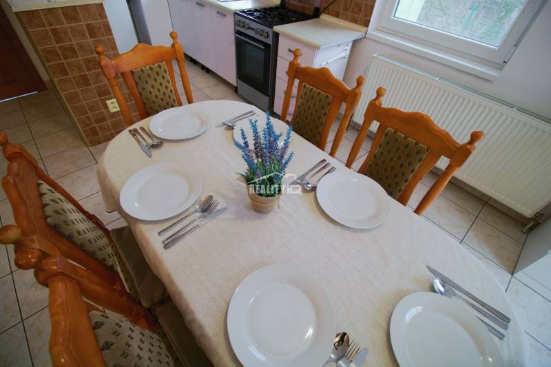 EXKLUZÍVNE / RODINNÝ DOM NA PREDAJ V OBCI SÚĽOV - Jedálenský stôl s piatimi prestieraniami a kvetom v Rodinnom dome.