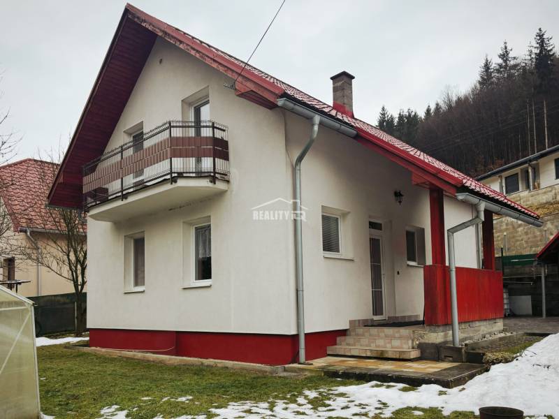 EXKLUZÍVNE / RODINNÝ DOM NA PREDAJ V OBCI SÚĽOV - Rodinný dom v Súľove-Hradnej s balkónom, červenou strechou a záhradou v zimnom období.