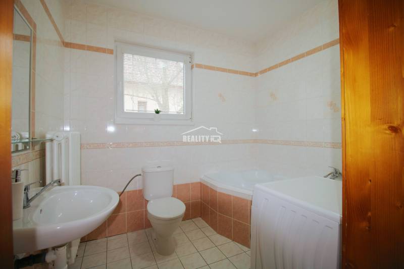 EXKLUZÍVNE / RODINNÝ DOM NA PREDAJ V OBCI SÚĽOV - Kúpeľňa v rodinnom dome s vaňou, umývadlom a práčkou, s dlažbou a obkladmi.