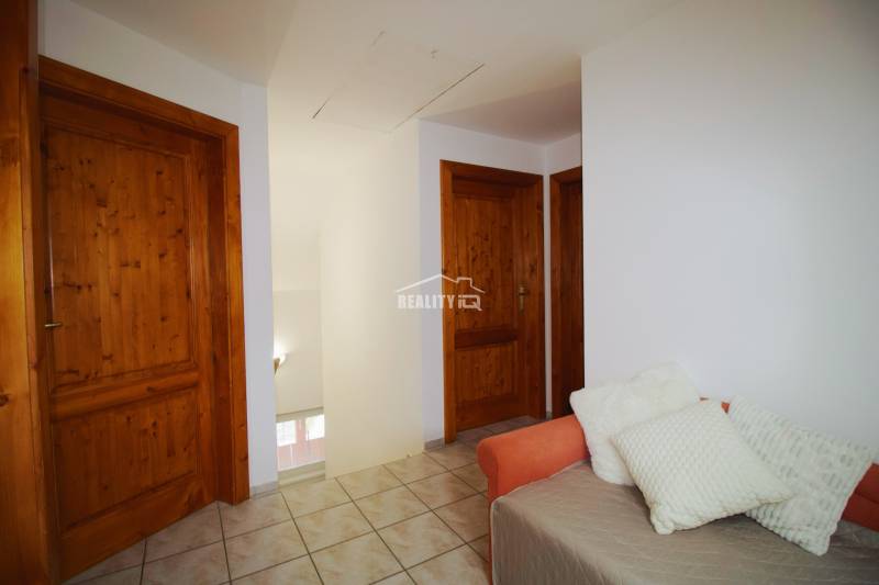 EXKLUZÍVNE / RODINNÝ DOM NA PREDAJ V OBCI SÚĽOV - Interiér s bielymi stenami, drevenými dverami a pohovkou, Rodinný dom.