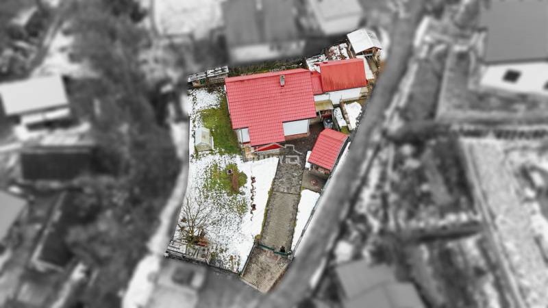 EXKLUZÍVNE / RODINNÝ DOM NA PREDAJ V OBCI SÚĽOV - Rodinný dom v Súľove-Hradnej v zimnom prostredí s červenou strechou a prístupovou cestou.