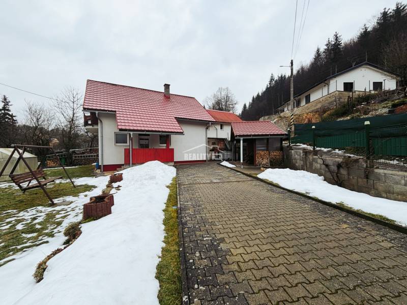 EXKLUZÍVNE / RODINNÝ DOM NA PREDAJ V OBCI SÚĽOV - Rodinný dom v Súľov-Hradná s červenou strechou, spevnená cesta, sneh a záhrada.