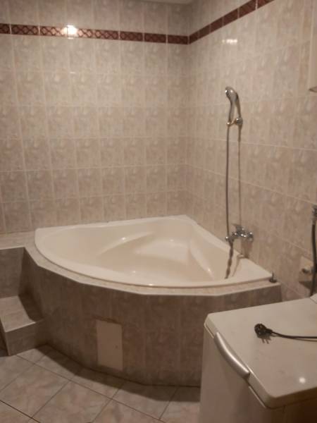 Na predaj rodinný dom Orovnica - Kúpeľňa v rodinnom dome s rohovou vaňou a obkladačkami.