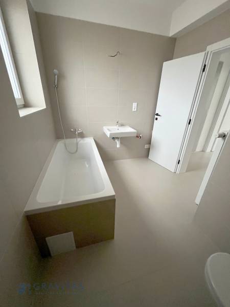 REZERVOVANÉ! Na predaj 2 izb. byt blízko centra, Chorvátsky Grob - Kúpeľňa v 2-izbovom byte s vaňou, umývadlom a svetlými obkladačkami.