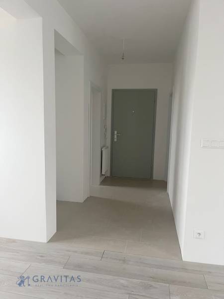 REZERVOVANÉ! Na predaj 2 izb. byt blízko centra, Chorvátsky Grob - Interiér 2-izbového bytu s podlahou s dreveným dekorom a vstupnými dverami.