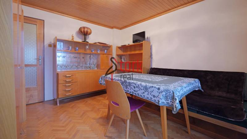 Nová ponuka - Rodinný dom v CENTRE MESTA Rajecké Teplice - Jedáleň v rodinnom dome so stolom, stoličkou, vitrínou a podlahou s dreveným dekorom.