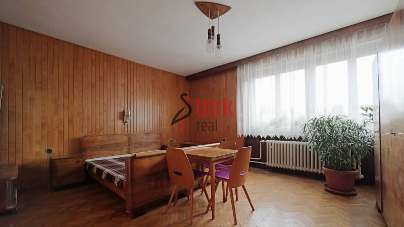 Nová ponuka - Rodinný dom v CENTRE MESTA Rajecké Teplice - Izba s dreveným obložením a podlahou s dreveným dekorom v rodinnom dome.