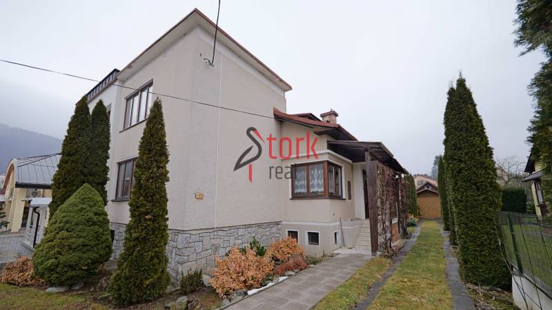 Nová ponuka - Rodinný dom v CENTRE MESTA Rajecké Teplice - Rodinný dom v Rajeckých Tepliciach s upravenou záhradou a ihličnatými stromami.