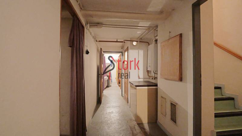 Nová ponuka - Rodinný dom v CENTRE MESTA Rajecké Teplice - Chodba v rodinnom dome s betónovou podlahou a schodiskom na poschodie.