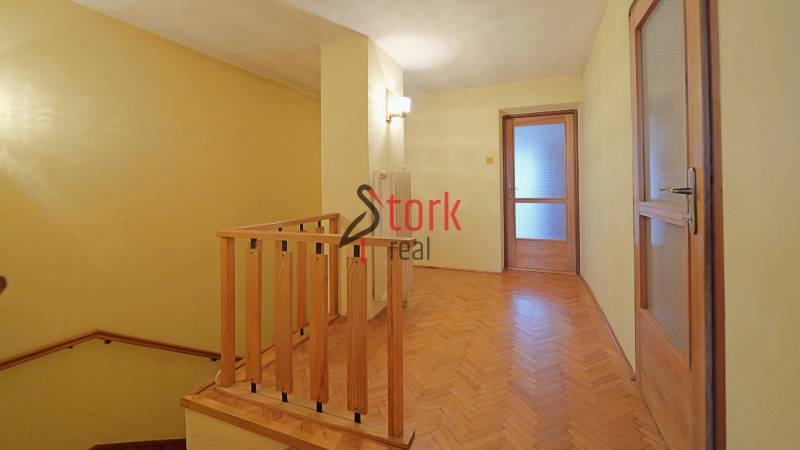 Nová ponuka - Rodinný dom v CENTRE MESTA Rajecké Teplice - Chodba v rodinnom dome s podlahou s dreveným dekorom a dreveným zábradlím.