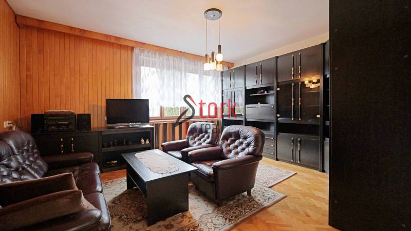 Nová ponuka - Rodinný dom v CENTRE MESTA Rajecké Teplice - Obývačka s koženým nábytkom, podlahou s dreveným dekorom a tmavým nábytkom v rodinnom dome.