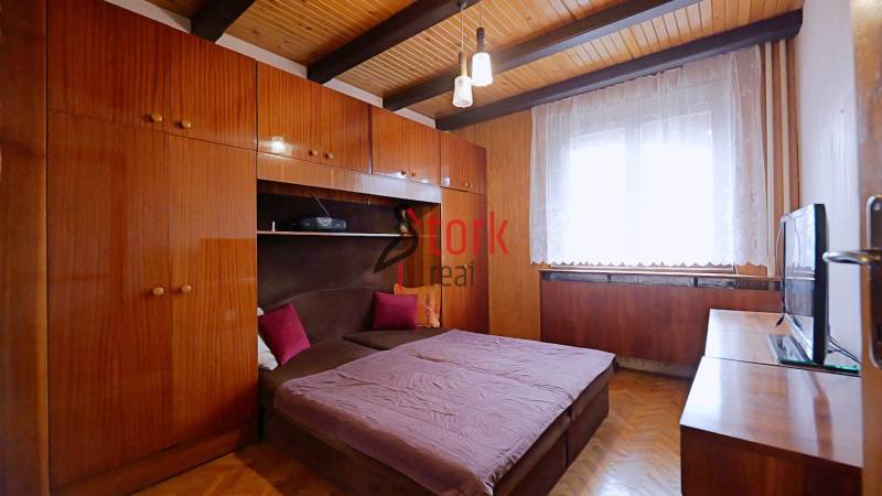 Nová ponuka - Rodinný dom v CENTRE MESTA Rajecké Teplice - Spálňa s podlahou s dreveným dekorom a vstavanými skriňami v rodinnom dome.