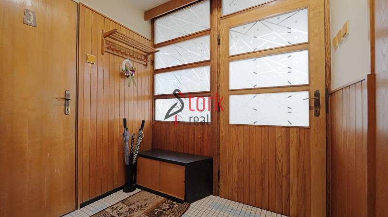 Nová ponuka - Rodinný dom v CENTRE MESTA Rajecké Teplice - Chodba v rodinnom dome, drevené obloženie a dvere, stojan na dáždniky.