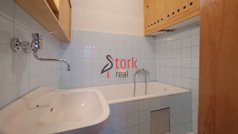 Nová ponuka - Rodinný dom v CENTRE MESTA Rajecké Teplice - Kúpeľňa v rodinnom dome s vaňou, obkladom a úložným priestorom nad umývadlom.