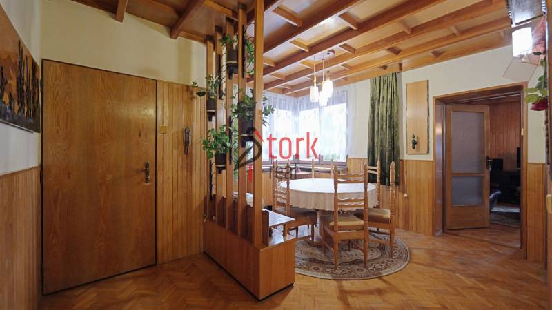 Nová ponuka - Rodinný dom v CENTRE MESTA Rajecké Teplice - Jedáleň v rodinnom dome s podlahou s dreveným dekorom a dreveným obložením stien.