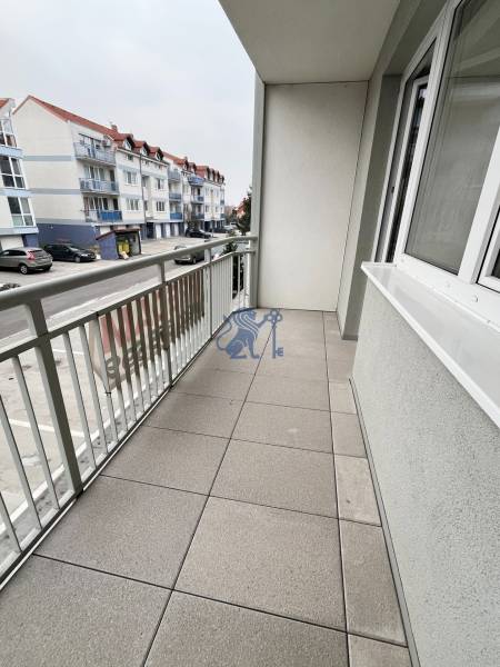 Na predaj 2 izb. byt s balkónom blízko centra, Chorvátsky Grob - Balkón s dlažbou v 2-izbovom byte na Školskej ulici v Chorvátskom Grobe.