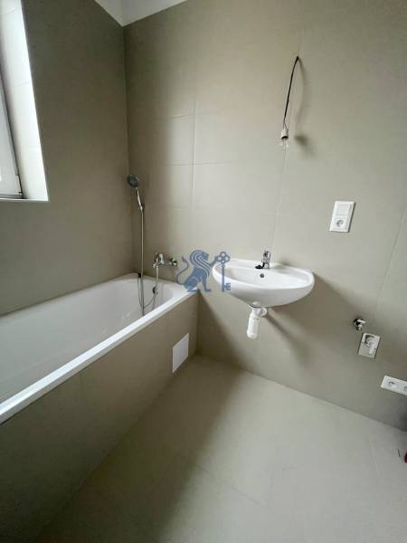 Na predaj 2 izb. byt s balkónom blízko centra, Chorvátsky Grob - Kúpeľňa s vaňou a umývadlom v 2-izbovom byte, béžové obklady.