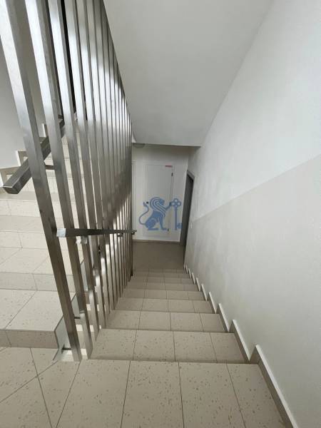 Na predaj 2 izb. byt s balkónom blízko centra, Chorvátsky Grob - Schodisko v 2-izbovom byte s dlažbou a oceľovým zábradlím vedúce na spodné poschodie.