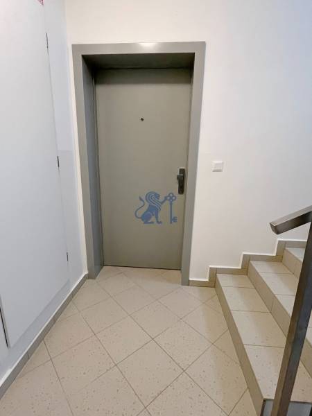 Na predaj 2 izb. byt s balkónom blízko centra, Chorvátsky Grob - Vstup do 2-izbového bytu s dlažbou a schodiskom vo vstupnej časti.