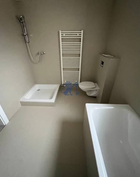 Na predaj 2 izb. byt s balkónom blízko centra, Chorvátsky Grob - Kúpeľňa v 2-izbovom byte obsahuje sprchovací kút, vaňu, toaletu a rebríkový radiátor.