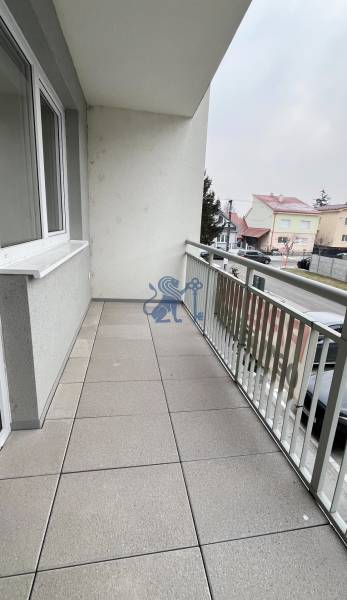 Na predaj 2 izb. byt s balkónom blízko centra, Chorvátsky Grob - Balkón v 2-izbovom byte na Školskej ulici v Chorvátskom Grobe s výhľadom na ulicu.