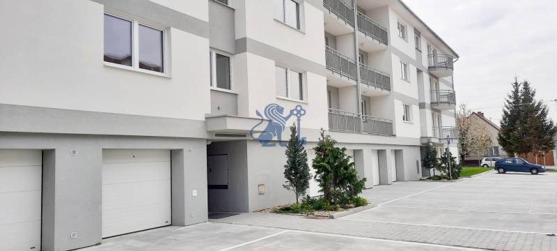 Na predaj 2 izb. byt s balkónom blízko centra, Chorvátsky Grob - Bytový dom na Školskej ulici v Chorvátskom Grobe so vstavanými garážami a parkovaním.