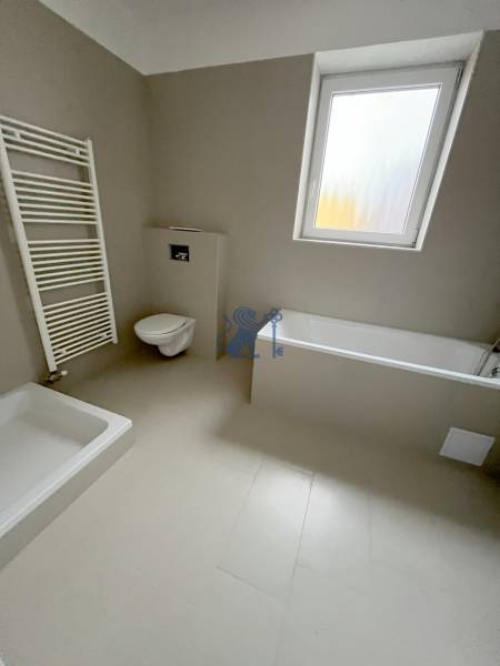 Na predaj 2 izb. byt s balkónom blízko centra, Chorvátsky Grob - Kúpeľňa v 2-izbovom byte s vaňou, toaletou a rebríkovým radiátorom.