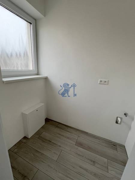 Na predaj 2 izb. byt s balkónom blízko centra, Chorvátsky Grob - Miestnosť v 2-izbovom byte s podlahou s dreveným dekorom a oknom.