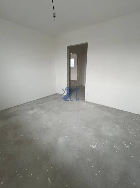 Na predaj 3 izb. byt s balkónom blízko centra, Chorvátsky Grob - Prázdna miestnosť v 3-izbovom byte s betónovou podlahou a nedokončenými stenami.