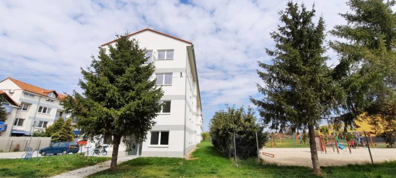 Na predaj 3 izb. byt s balkónom blízko centra, Chorvátsky Grob - Bytovka na Školskej ulici v Chorvátskom Grobe s detským ihriskom na dvore.