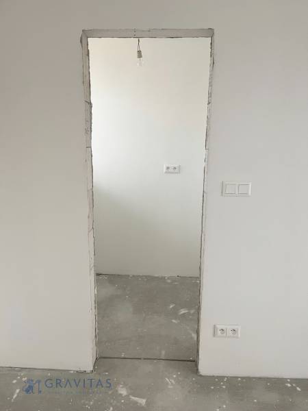 Na predaj 3 izb. byt s balkónom blízko centra, Chorvátsky Grob - Neomietnuté dvere v 3-izbovom byte zobrazujú surovú podlahu a biele steny.