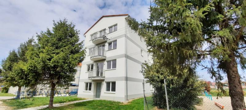 Na predaj 3 izb. byt s balkónom blízko centra, Chorvátsky Grob - Bytový dom na Školskej ulici v Chorvátskom Grobe obklopený zeleňou.