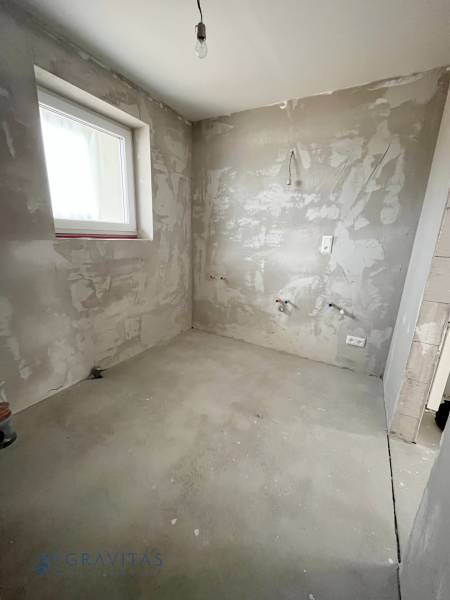 Na predaj 3 izb. byt s balkónom blízko centra, Chorvátsky Grob - Prázdna miestnosť s omietnutými stenami a podlahou v 3-izbovom byte.