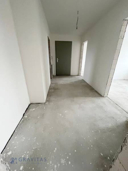Na predaj 3 izb. byt s balkónom blízko centra, Chorvátsky Grob - Chodba v 3-izbovom byte so sivými dverami a neukončenou podlahou.