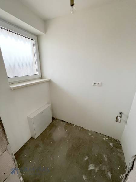 Na predaj 3 izb. byt s balkónom blízko centra, Chorvátsky Grob - Prázdna miestnosť v 3-izbovom byte s oknom a zásuvkami, betónová podlaha.