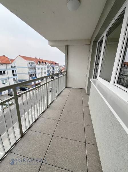 Na predaj 3 izb. byt s balkónom blízko centra, Chorvátsky Grob - Balkón na Školskej ulici v Chorvátskom Grobe s výhľadom na okolitú ulicu.