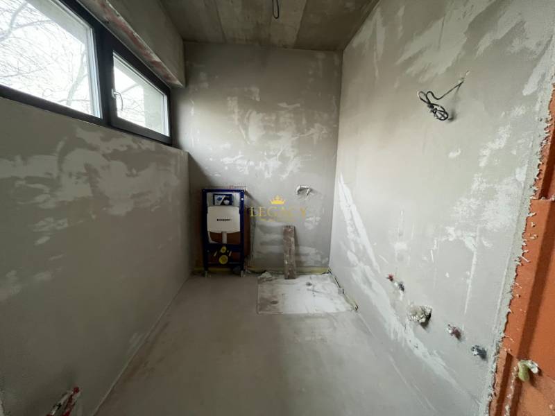 5-izbový rodinný dom – holodom s prémiovým štandardom, Chorvátsky Grob - Nedokončená kúpeľňa v rodinnom dome s výhľadom cez okno.