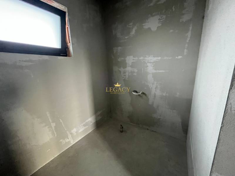 5-izbový rodinný dom – holodom s prémiovým štandardom, Chorvátsky Grob - Nedokončená miestnosť so surovými stenami v rodinnom dome.